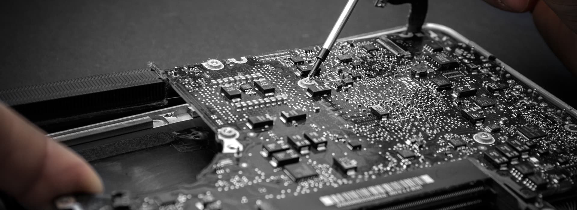 Intervento sulla scheda madre di un notebook